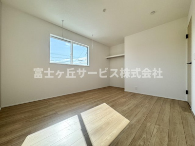 【寝室】 | 藤枝市下藪田 新築一戸建て 1号棟 | 落ち着いて過ごせる寝室です
吊り下げタイプの室内物干し用ポールがついています