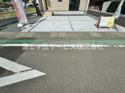 【駐車場】 | 藤枝市下藪田 新築一戸建て 1号棟 | 車種により2台駐車可能です