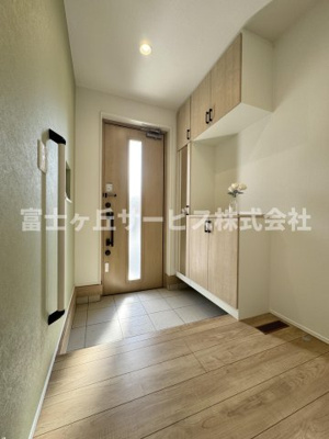 【玄関】 | 藤枝市下藪田 新築一戸建て 1号棟 | 収納もある玄関です