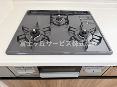 【その他】 | 藤枝市下藪田 新築一戸建て 1号棟 | 3口コンロがあります