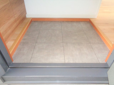 【エントランス】 | エムアールイー G棟