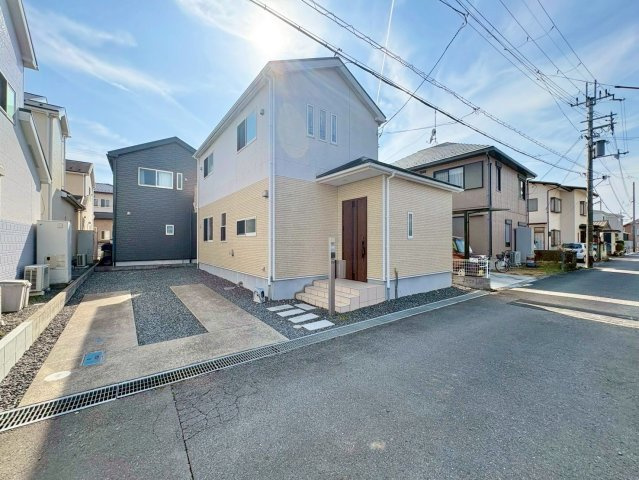 栗東市高野　中古戸建ての前面道路含む現地写真