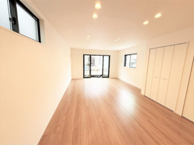 【居間・リビング】 | 【仲介手数料３３０万円が無料！！】■価格も9,000万円まで応相談！■広いバルコニー付 | 【諸費用３２０万円ＯＦＦ！】
■詳細は「物件概要」の「諸費用」欄をご確認下さい！
■プレミアムデザインハウス
■ＬＤＫ２０帖
■南道路面
■広いバルコニー
■３０年保証
■省エネ性能ラベル