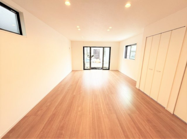 【居間・リビング】 | 【仲介手数料３３０万円が無料！！】■価格も9,000万円まで応相談！■広いバルコニー付 | 【諸費用３２０万円ＯＦＦ！】
■詳細は「物件概要」の「諸費用」欄をご確認下さい！
■プレミアムデザインハウス
■ＬＤＫ２０帖
■南道路面
■広いバルコニー
■３０年保証
■省エネ性能ラベル