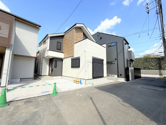 【外観】 | 【仲介手数料３３０万円が無料！！】■価格も9,000万円まで応相談！■広いバルコニー付 | 【諸費用３２０万円ＯＦＦ！】
■詳細は「物件概要」の「諸費用」欄をご確認下さい！
■プレミアムデザインハウス
■ＬＤＫ２０帖
■南道路面
■広いバルコニー
■３０年保証
■省エネ性能ラベル