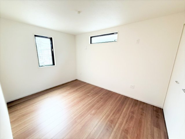 【洋室】 | 【仲介手数料３３０万円が無料！！】■価格も9,000万円まで応相談！■広いバルコニー付 | 【諸費用３２０万円ＯＦＦ！】
■詳細は「物件概要」の「諸費用」欄をご確認下さい！
■プレミアムデザインハウス
■ＬＤＫ２０帖
■南道路面
■広いバルコニー
■３０年保証
■省エネ性能ラベル