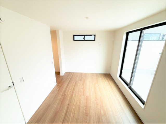 【洋室】 | 【仲介手数料３３０万円が無料！！】■価格も9,000万円まで応相談！■広いバルコニー付 | 【諸費用３２０万円ＯＦＦ！】
■詳細は「物件概要」の「諸費用」欄をご確認下さい！
■プレミアムデザインハウス
■ＬＤＫ２０帖
■南道路面
■広いバルコニー
■３０年保証
■省エネ性能ラベル