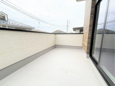 【バルコニー】 | 【仲介手数料３３０万円が無料！！】■価格も9,000万円まで応相談！■広いバルコニー付 | 【諸費用３２０万円ＯＦＦ！】
■詳細は「物件概要」の「諸費用」欄をご確認下さい！
■プレミアムデザインハウス
■ＬＤＫ２０帖
■南道路面
■広いバルコニー
■３０年保証
■省エネ性能ラベル