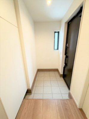 【玄関】 | 【仲介手数料３３０万円が無料！！】■価格も9,000万円まで応相談！■広いバルコニー付 | 【諸費用３２０万円ＯＦＦ！】
■詳細は「物件概要」の「諸費用」欄をご確認下さい！
■プレミアムデザインハウス
■ＬＤＫ２０帖
■南道路面
■広いバルコニー
■３０年保証
■省エネ性能ラベル