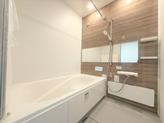 【浴室】 | 【仲介手数料３３０万円が無料！！】■価格も9,000万円まで応相談！■広いバルコニー付 | 【諸費用３２０万円ＯＦＦ！】
■詳細は「物件概要」の「諸費用」欄をご確認下さい！
■プレミアムデザインハウス
■ＬＤＫ２０帖
■南道路面
■広いバルコニー
■３０年保証
■省エネ性能ラベル