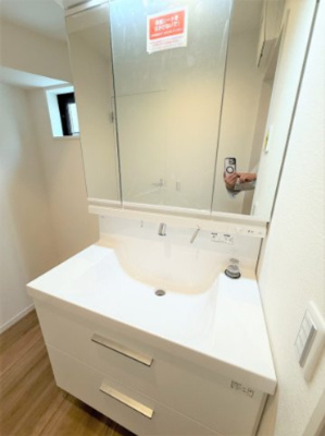 【独立洗面台】 | 【仲介手数料３３０万円が無料！！】■価格も9,000万円まで応相談！■広いバルコニー付 | 【諸費用３２０万円ＯＦＦ！】
■詳細は「物件概要」の「諸費用」欄をご確認下さい！
■プレミアムデザインハウス
■ＬＤＫ２０帖
■南道路面
■広いバルコニー
■３０年保証
■省エネ性能ラベル