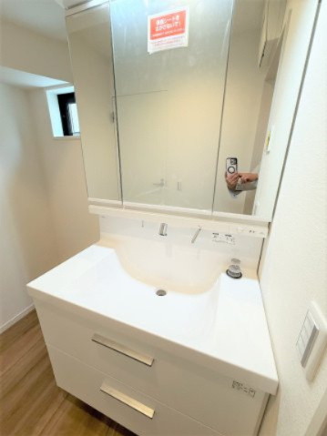 【独立洗面台】 | 【仲介手数料３３０万円が無料！！】■価格も9,000万円まで応相談！■広いバルコニー付 | 【諸費用３２０万円ＯＦＦ！】
■詳細は「物件概要」の「諸費用」欄をご確認下さい！
■プレミアムデザインハウス
■ＬＤＫ２０帖
■南道路面
■広いバルコニー
■３０年保証
■省エネ性能ラベル