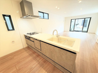 【キッチン】 | 【仲介手数料３３０万円が無料！！】■価格も9,000万円まで応相談！■広いバルコニー付 | 【お得な諸費用サービスキャンペーン中！】
■詳細は「物件概要」の「諸費用」欄をご確認下さい！
■プレミアムデザインハウス
■ＬＤＫ２０帖
■南道路面
■広いバルコニー
■３０年保証
■省エネ性能ラベル