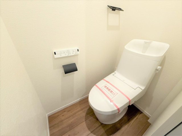 【トイレ】 | 【仲介手数料３３０万円が無料！！】■価格も9,000万円まで応相談！■広いバルコニー付 | 【諸費用３２０万円ＯＦＦ！】
■詳細は「物件概要」の「諸費用」欄をご確認下さい！
■プレミアムデザインハウス
■ＬＤＫ２０帖
■南道路面
■広いバルコニー
■３０年保証
■省エネ性能ラベル