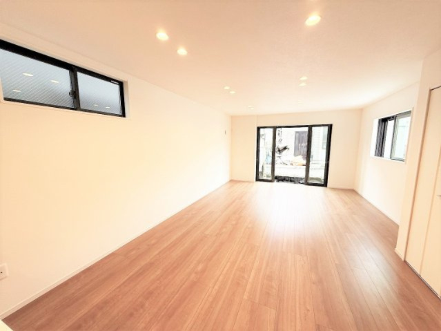 【居間・リビング】 | 【仲介手数料３３０万円が無料！！】■価格も9,000万円まで応相談！■広いバルコニー付 | 【お得な諸費用サービスキャンペーン中！】
■詳細は「物件概要」の「諸費用」欄をご確認下さい！
■プレミアムデザインハウス
■ＬＤＫ２０帖
■南道路面
■広いバルコニー
■３０年保証
■省エネ性能ラベル