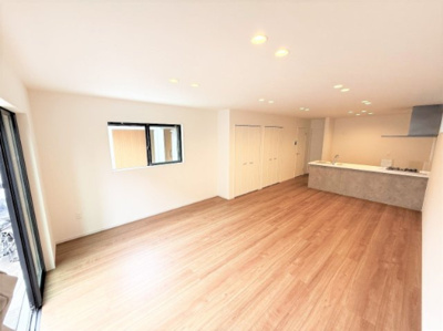 【居間・リビング】 | 【仲介手数料３３０万円が無料！！】■価格も9,000万円まで応相談！■広いバルコニー付 | 【諸費用３２０万円ＯＦＦ！】
■詳細は「物件概要」の「諸費用」欄をご確認下さい！
■プレミアムデザインハウス
■ＬＤＫ２０帖
■南道路面
■広いバルコニー
■３０年保証
■省エネ性能ラベル