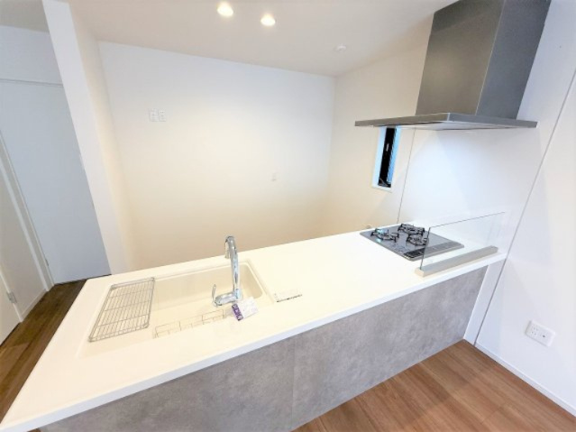 【キッチン】 | 【仲介手数料３３０万円が無料！！】■価格も9,000万円まで応相談！■広いバルコニー付 | 【諸費用３２０万円ＯＦＦ！】
■詳細は「物件概要」の「諸費用」欄をご確認下さい！
■プレミアムデザインハウス
■ＬＤＫ２０帖
■南道路面
■広いバルコニー
■３０年保証
■省エネ性能ラベル