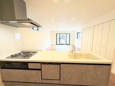 【キッチン】 | 【仲介手数料３３０万円が無料！！】■価格も9,000万円まで応相談！■広いバルコニー付 | 【諸費用３２０万円ＯＦＦ！】
■詳細は「物件概要」の「諸費用」欄をご確認下さい！
■プレミアムデザインハウス
■ＬＤＫ２０帖
■南道路面
■広いバルコニー
■３０年保証
■省エネ性能ラベル