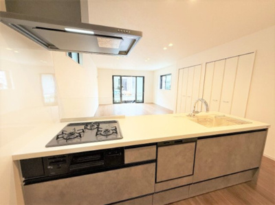 【キッチン】 | 【仲介手数料３３０万円が無料！！】■価格も9,000万円まで応相談！■広いバルコニー付 | 【諸費用３２０万円ＯＦＦ！】
■詳細は「物件概要」の「諸費用」欄をご確認下さい！
■プレミアムデザインハウス
■ＬＤＫ２０帖
■南道路面
■広いバルコニー
■３０年保証
■省エネ性能ラベル