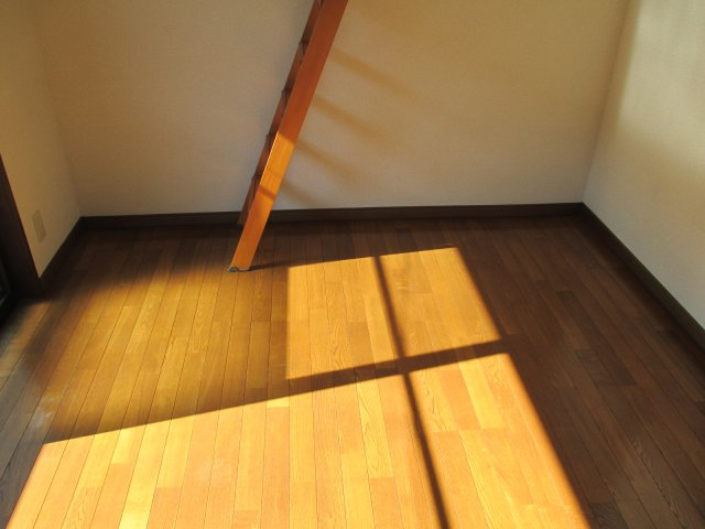 ステージ境南Bの居間・リビング|明るい色調の室内です