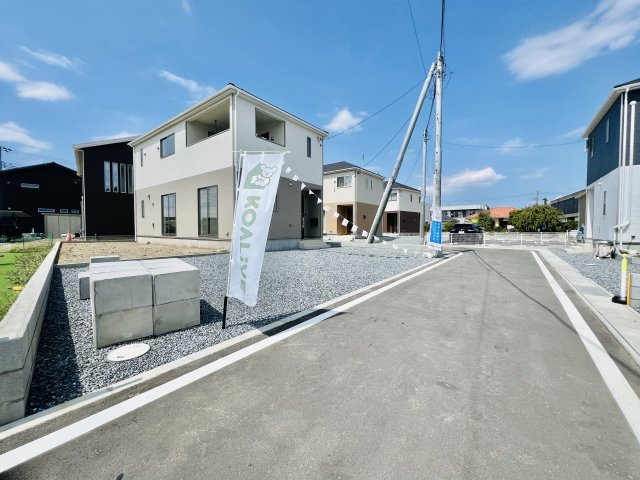 藤岡市立石の前面道路含む現地写真|間口も広く駐車が苦手な方にもおススメ♪