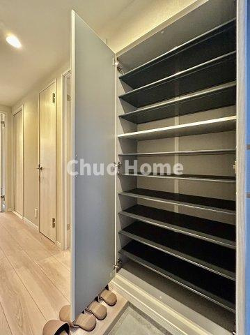 セザール本所吾妻橋の玄関|【玄関】玄関には大型のシューズクローゼットを設置しておりますのでいつでもスッキリりとした空間を保てます。玄関周りを清潔に使うのはとても大事なことですよね。