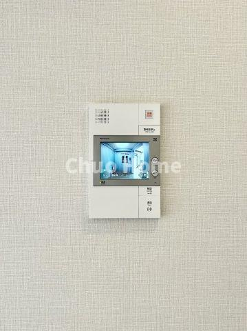 セザール本所吾妻橋のセキュリティ|【モニターホン】誰が来たかすぐにわかるカラーモニター付きインターホン。通話ボタンを押すまでは室内の音は漏れていませんので相手を確かめてから応対できます。