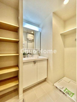 【脱衣所】 | セザール本所吾妻橋 | 【洗面所】明るい洗面所は朝をすっきりさせてくれる空間です。バタバタしている忙しい朝でも収納が多い洗面台では短い時間で効率良く支度ができます。