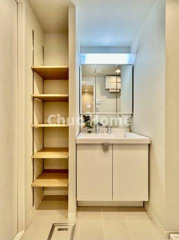 セザール本所吾妻橋の独立洗面台|【洗面化粧台】洗面化粧台には三面鏡を採用。身だしなみを整えやすい事はもちろんですが、鏡の後ろに収納スペースを設ける事により、散らかりやすい洗面スペースをすっきりさせる事が出来るのも嬉しいですね