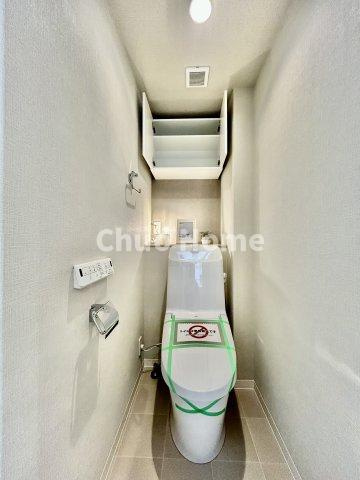 セザール本所吾妻橋のトイレ|【トイレ】 収納スペースをしっかりと確保した温水洗浄便座機能付きトイレ。温水洗浄便座は清潔にお使いいただくための大切なアイテムです。