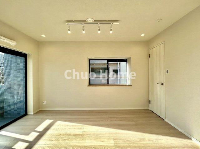 セザール本所吾妻橋の洋室|【洋室】快適に過ごす条件は、一人ひとり違います。だからこそ飾り過ぎないシンプルな内装と偏り過ぎないデザインで統一しております。居住していく中でオーナー様だけの【マイホーム】に創り上げて下さい