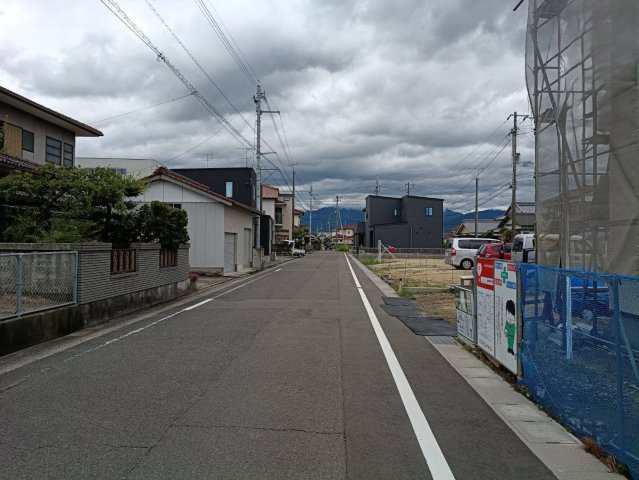 ファミリータウン壬生川2号地　建売住宅の前面道路含む現地写真
