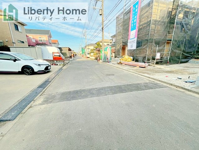 守谷市薬師台9期　新築戸建の前面道路含む現地写真