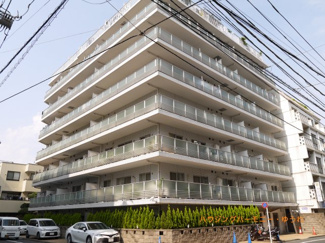 【外観】 | モダンでスタイリッシュな印象を与えるグレーを基調とした外観。