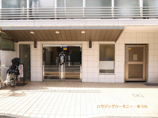 【エントランス】 | 重厚感溢れるエントランスは、マンションの優雅さを示す特徴でもあります。