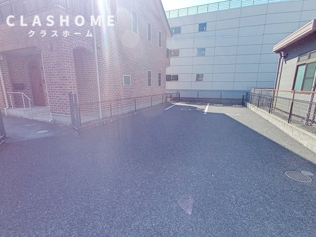 ROYAL BRICKS APARTMENT 2Aveの駐車場