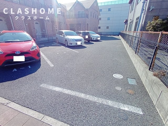 ROYAL BRICKS APARTMENT 2Aveの駐車場