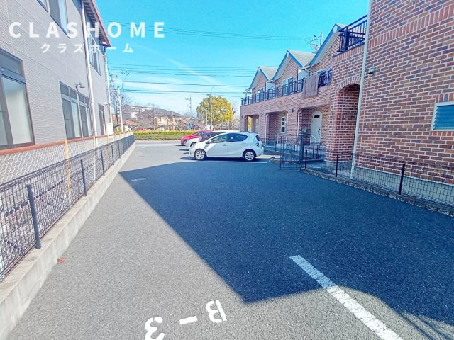 ROYAL BRICKS APARTMENT 2Aveの駐車場