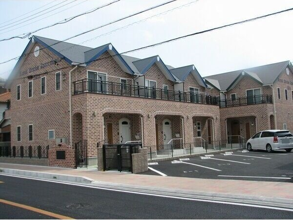 ROYAL BRICKS APARTMENT 2Aveの外観