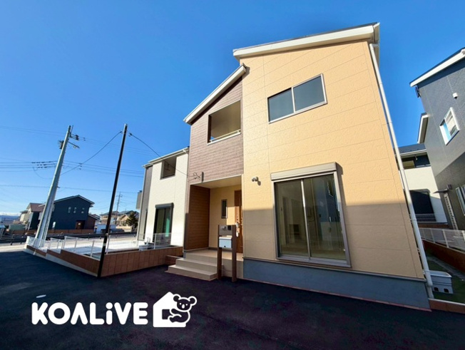 【外観】 | 前橋市富士見町時沢　新築住宅　 | 完成済み！いつでも新生活を始めることができます。
開放感あるLDK！
陽当り、風通しも良い暖かな住まいです。
KOALIVE （コアライブ）【0120-919-727】