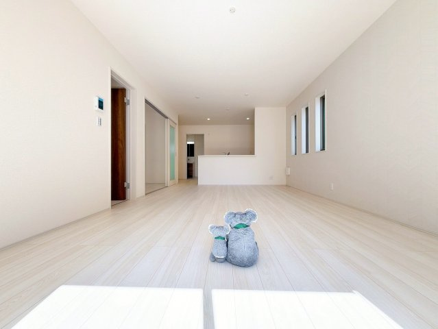 【居間・リビング】 | 前橋市富士見町時沢　新築住宅　 | ≪LDK≫
リビング・ダイニングは白を基調としたシンプルな空間。
雑貨やこだわりの家具など、レイアウトも自由に楽しめます！