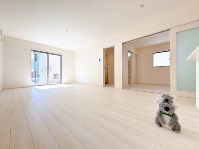 【居間・リビング】 | 前橋市富士見町時沢　新築住宅　 | 開放感あふれるリビング・ダイニングは、光と風を感じながら過ごせる心地よい空間。インテリアの映える落ち着いたデザインで、ゆとりある毎日を演出します。