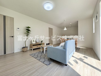 【居間・リビング】 | 静岡市清水区有東坂2丁目 新築一戸建て 1号棟 | リビングダイニングです