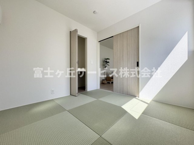 【和室】 | 静岡市清水区有東坂2丁目 新築一戸建て 1号棟 | リビングの奥に和室があります