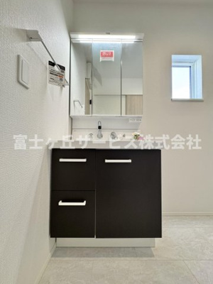 【独立洗面台】 | 静岡市清水区有東坂2丁目 新築一戸建て 1号棟 | 朝の身支度に便利な独立洗面台です