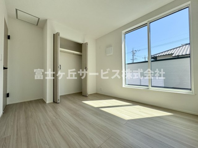 【洋室】 | 静岡市清水区有東坂2丁目 新築一戸建て 1号棟 | バルコニーに面した洋室です