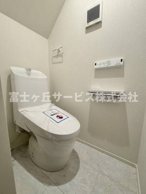 【トイレ】 | 静岡市清水区有東坂2丁目 新築一戸建て 1号棟 | 1Fトイレです
2Fにも同タイプのトイレがあります