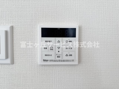 【発電・温水設備】 | 静岡市清水区有東坂2丁目 新築一戸建て 1号棟 | リビングからも操作ができて便利です
