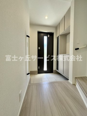 【玄関】 | 静岡市清水区有東坂2丁目 新築一戸建て 1号棟 | 収納もある玄関です