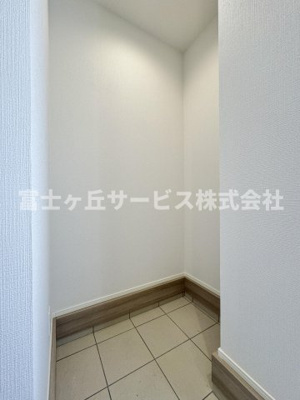 【玄関】 | 静岡市清水区有東坂2丁目 新築一戸建て 1号棟 | 玄関にある土間収納です